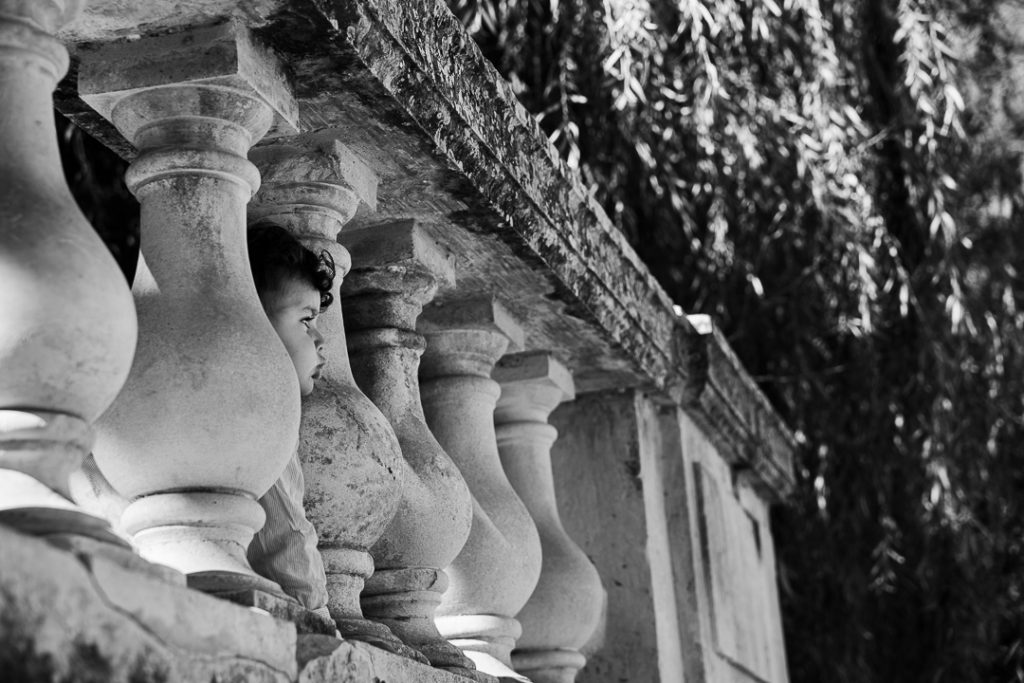 Rêve joufflu au coeur des balustrades des jardins de la fontaine à Nimes.