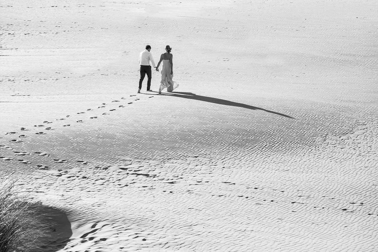 Photographie des traces des mariés dans le sable