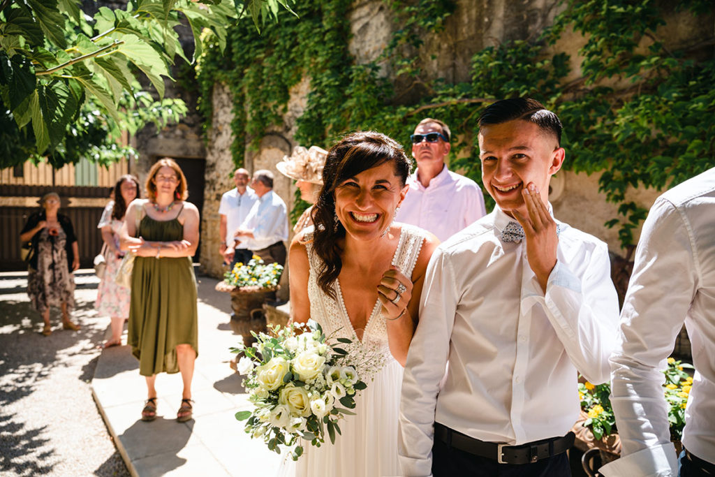 La mariée laisse un sourire complice au photographe.