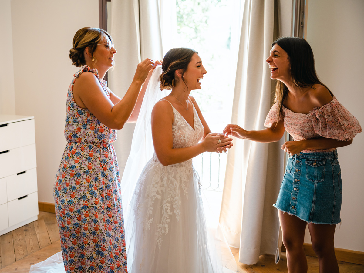 Lors des préparatifs, la mariée s'éclate de rire avec sa meilleure amie