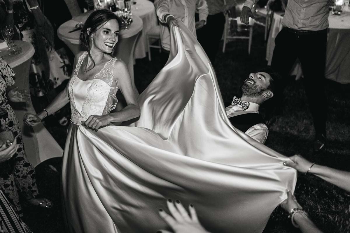 Le marié passe sous la robe de la mariée lors d une dance