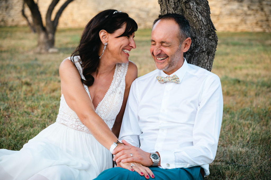 La mariée et le marié complice lors de la séance photo du couple.