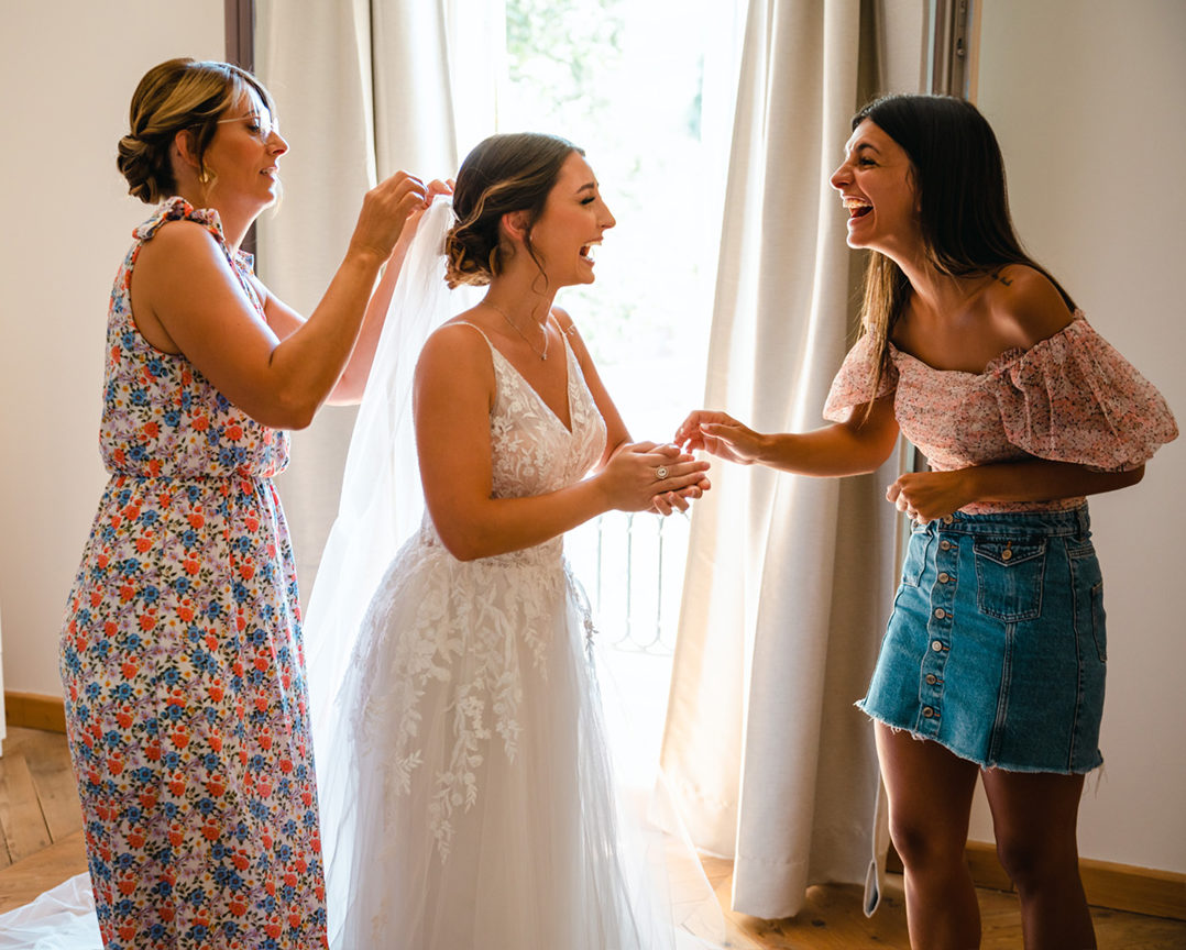 Lors des préparatifs, la mariée s'éclate de rire avec sa meilleure amie