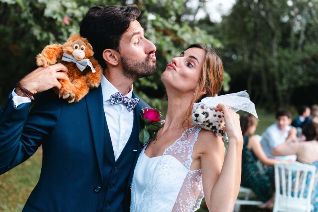 La mariée et le marié se font des grimaces